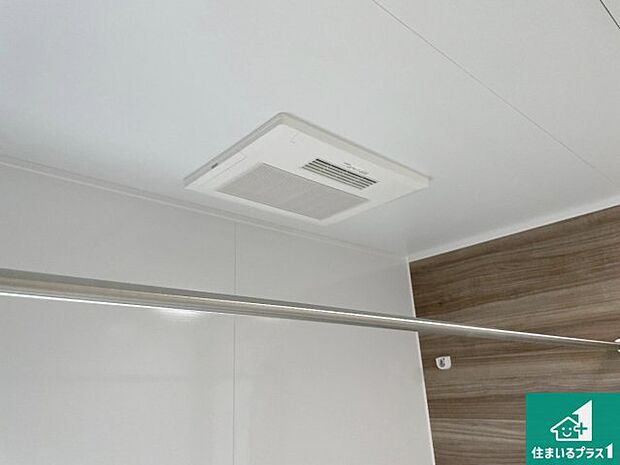 【浴室暖房乾燥機】四季を通して快適なバスライフをお手伝いする浴室暖房乾燥機!浴室の乾燥・暖房・涼風・換気はもちろん、24時間換気にも対応!