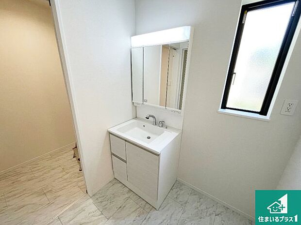 【独立洗面台】清潔感のある洗面台です。フラットな鏡は掃除がしやすく毎日清潔!鏡裏には収納があるのでスッキリとした洗面台が保てます。