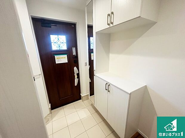 【玄関】シューズボックスにはたくさんの靴が収納できるので玄関周りはいつもスッキリ!ご家族が増えても安心!