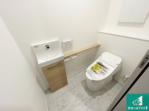 【トイレ】1・2階の2ヶ所にあるので、朝の忙しい時間の順番待ちもなく、深夜の利用にも大変便利です。