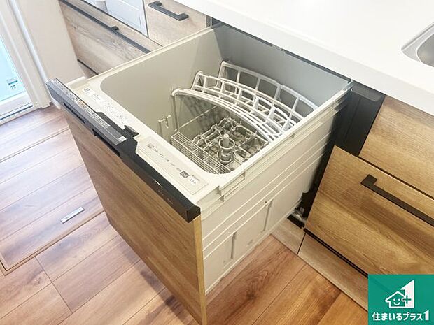 【食器洗浄乾燥機】食事後の一仕事、食器洗いをボタン一つでお任せできちゃいます!場所を取らないビルトイン式なので、お料理スペースもしっかり確保!