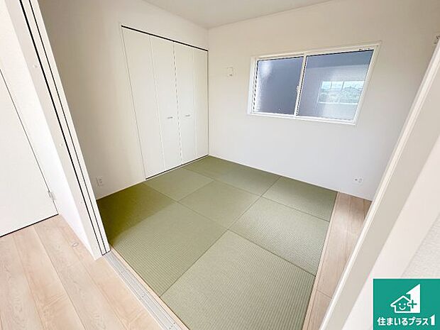 【和室】一室あると便利な和室は客間としてだけでなく、小さなお子様のプレイルームや食後のくつろぎスペースとしてもご利用いただけます。収納もついていますので大活躍間違いなし!