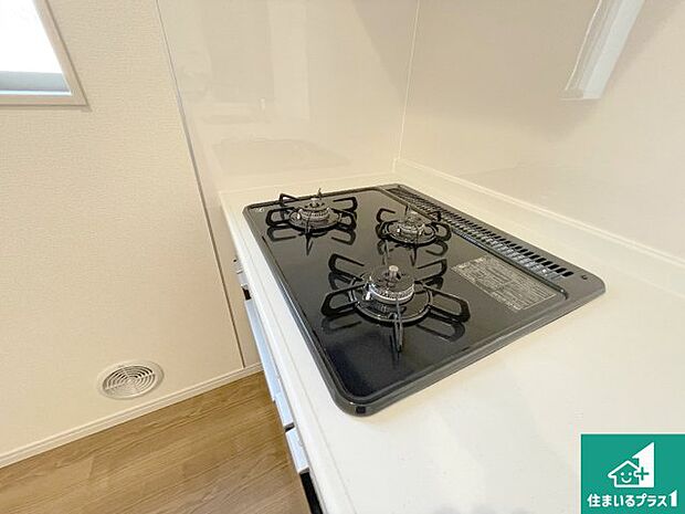 【コンロ】ダブル高火力Ｓｉセンサー付きコンロ！３口あるので、まとめて料理をする時も大活躍！