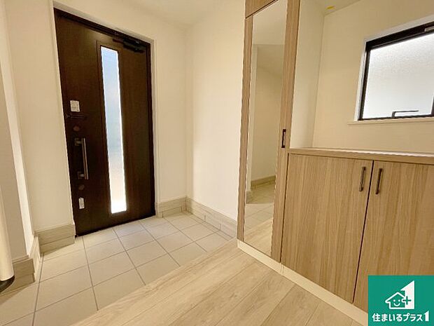 【玄関】シューズボックスにはたくさんの靴が収納できるので玄関周りはいつもスッキリ!ご家族が増えても安心!