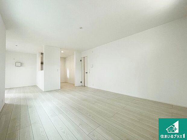 【居間・リビング】日当たり良好の明るいリビングで朝の目覚めもスッキリできそう！対面キッチンでご家族のコミュニケーションも自然と増える設計！小さなお子様が遊ぶスペースを作っても広々とくつろげるLDK！