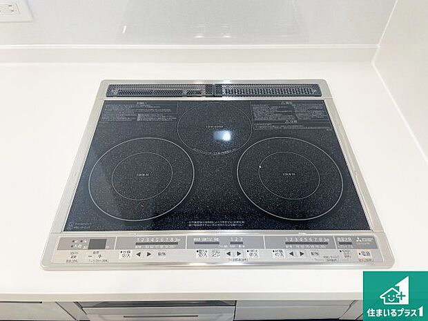 【コンロ】火を使わないので、安心なＩＨコンロ！でこぼこが無い構造なので、掃除もしやすく清潔に保てます！ 