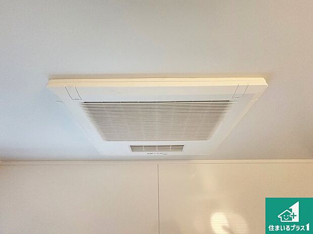 【浴室暖房乾燥機】四季を通して快適なバスライフをお手伝いする浴室暖房乾燥機！浴室の乾燥・暖房・涼風・換気はもちろん、２４時間換気にも対応！ 