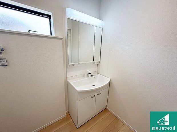 【独立洗面台】清潔感のある洗面台です。フラットな鏡は掃除がしやすく毎日清潔！鏡裏には収納があるのでスッキリとした洗面台が保てます。