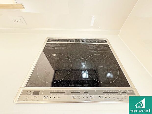 【コンロ】天板がフラットな構造なので料理のあともお掃除がラクラクできれいに保てます！ 火を使わないので安全性も高いです。