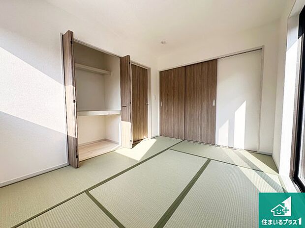 【和室】一室あると便利な和室は客間としてだけでなく、小さなお子様のプレイルームや食後のくつろぎスペースとしてもご利用いただけます。収納もついていますので大活躍間違いなし!