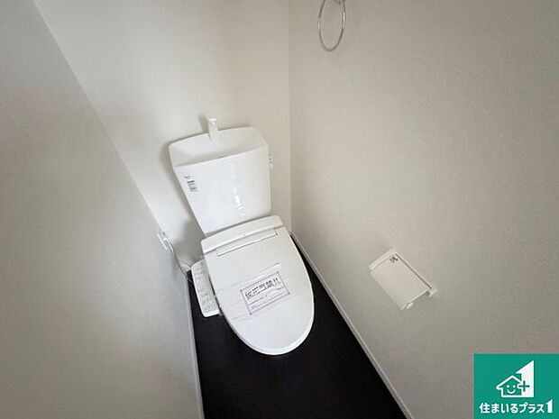 【トイレ】1・2階の2ヶ所にあるので、朝の忙しい時間の順番待ちもなく、深夜の利用にも大変便利です。