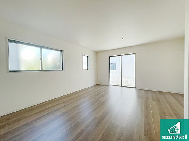 【居間・リビング】日当たり良好の明るいリビングで朝の目覚めもスッキリできそう!対面キッチンでご家族のコミュニケーションも自然と増える設計!小さなお子様が遊ぶスペースを作っても広々とくつろげるLDK!