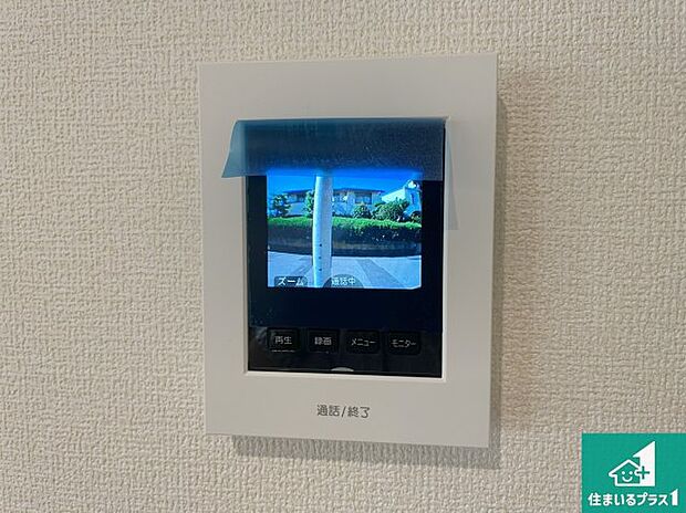 【カラーモニターインターホン】声だけでなく来訪者の姿や顔がモニターで確認できるので、小さなお子様がいらっしゃるご家庭でも安心できます!
