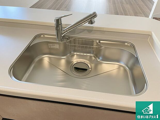 【キッチンシンク】蛇口の先端に浄水器を内蔵しています!原水と浄水、お湯と冷水、シャワーの切替えがワンタッチなので用途によって使い分けられます。