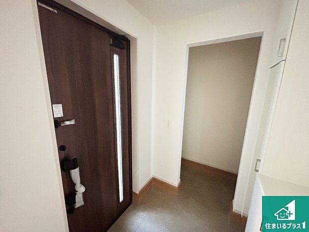 【玄関】シューズボックスにはたくさんの靴が収納できるので玄関周りはいつもスッキリ!ご家族が増えても安心!