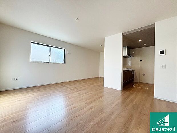 【居間・リビング】日当たり良好の明るいリビングで朝の目覚めもスッキリできそう!対面キッチンでご家族のコミュニケーションも自然と増える設計!小さなお子様が遊ぶスペースを作っても広々とくつろげるLDK!