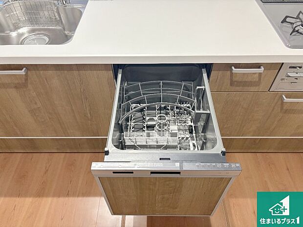 【食器洗浄乾燥機】食事後の一仕事、食器洗いをボタン一つでお任せできちゃいます！場所を取らないビルトイン式なので、お料理スペースもしっかり確保！