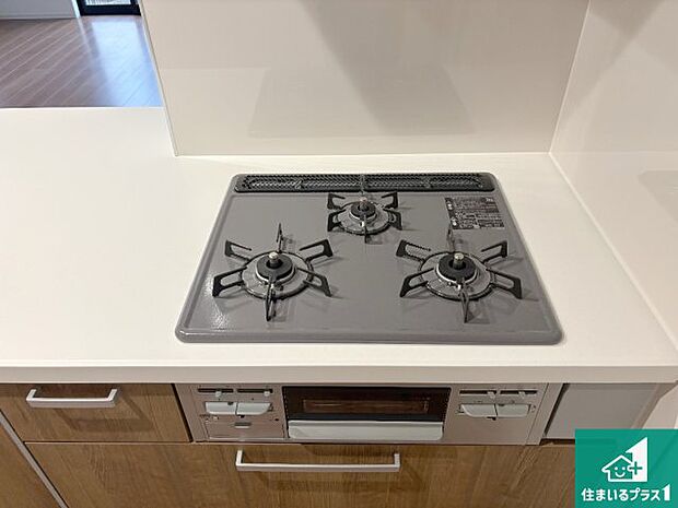 【コンロ】ダブル高火力Ｓｉセンサー付きコンロ！３口あるので、まとめて料理をする時も大活躍！