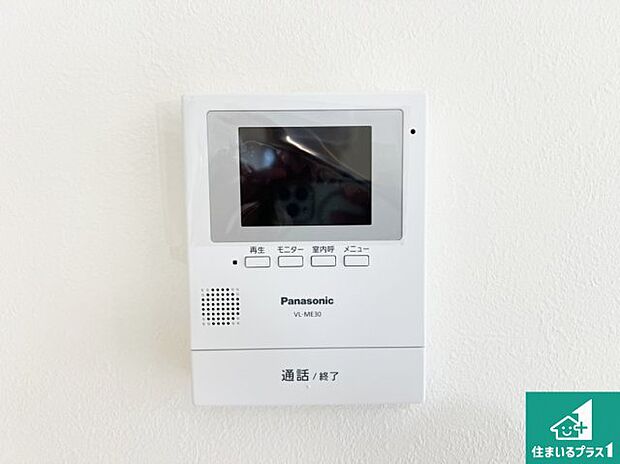 【カラーモニターインターホン】声だけでなく来訪者の姿や顔がモニターで確認できるので、小さなお子様がいらっしゃるご家庭でも安心できます!