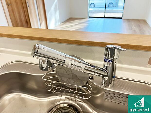 【キッチン水栓】浄水器を内蔵!炊飯時、お茶を作る時に安心してお水を使えます!お湯と冷水、浄水と原水、シャワーの切替えもワンタッチです!
