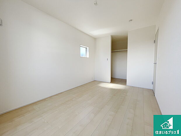 【洋室】シンプルな洋室は、自分好みのインテリアが楽しめます♪ご家族とインテリアや家具を選びに行くのは新築購入時の醍醐味の一つです。ぜひお楽しみください♪