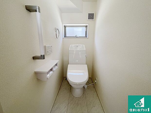 【トイレ】1・2階の2ヶ所にあるので、朝の忙しい時間の順番待ちもなく、深夜の利用にも大変便利です。