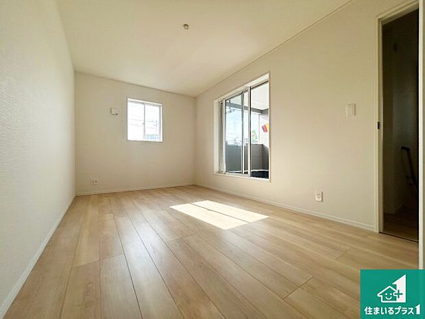 【洋室】寝室は心地よい眠りについてもらいたくて、シンプルかつ開放的な空間な設計にしています！大きな窓から差し込む日が心地いいです♪