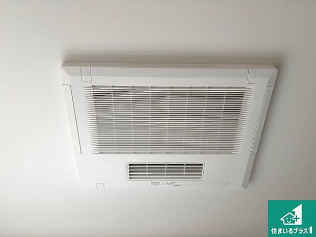 【浴室暖房乾燥機】四季を通して快適なバスライフをお手伝いする浴室暖房乾燥機！浴室の乾燥・暖房・涼風・換気はもちろん、２４時間換気にも対応！ 