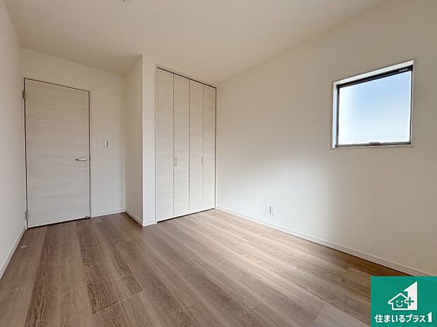 【洋室】シンプルな洋室は、自分好みのインテリアが楽しめます♪ご家族とインテリアや家具を選びに行くのは新築購入時の醍醐味の一つです。ぜひお楽しみください♪