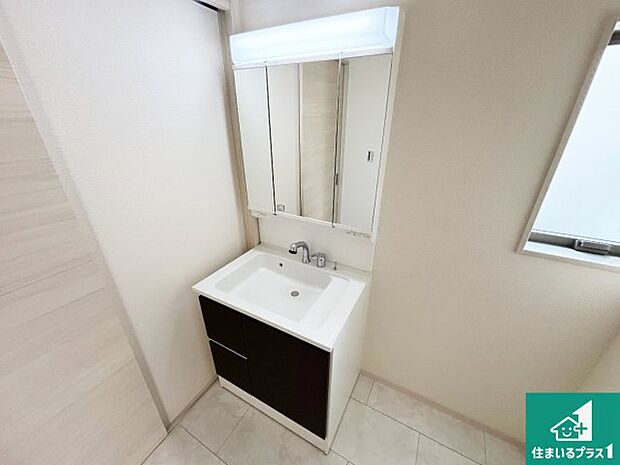 【独立洗面台】清潔感のある洗面台です。フラットな鏡は掃除がしやすく毎日清潔!鏡裏には収納があるのでスッキリとした洗面台が保てます。