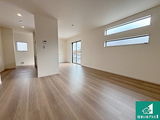 【居間・リビング】日当たり良好の明るいリビングで朝の目覚めもスッキリできそう!対面キッチンでご家族のコミュニケーションも自然と増える設計!小さなお子様が遊ぶスペースを作っても広々とくつろげるLDK!