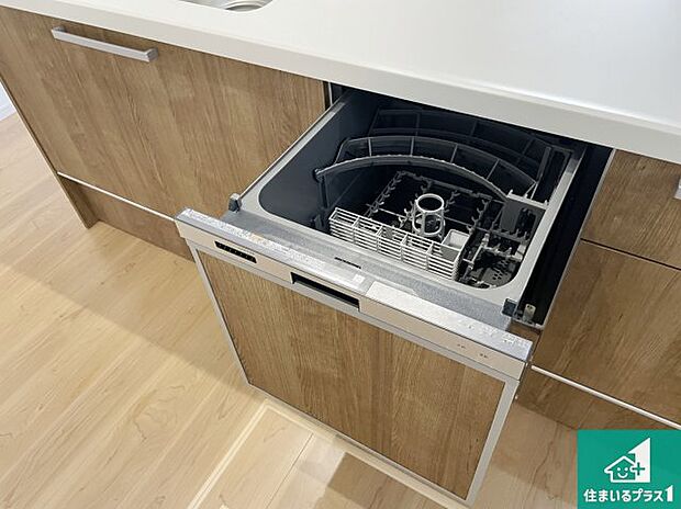 【食器洗い乾燥機】食事後の一仕事、食器洗いをボタン一つでお任せできちゃいます！場所を取らないビルトイン式なので、お料理スペースもしっかり確保！