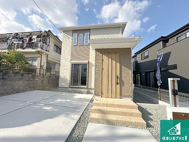 【外観】周辺は閑静な住宅街！前面道路広々で車の出し入れも便利です。駐車が苦手な方でも安心して車庫入れできます！