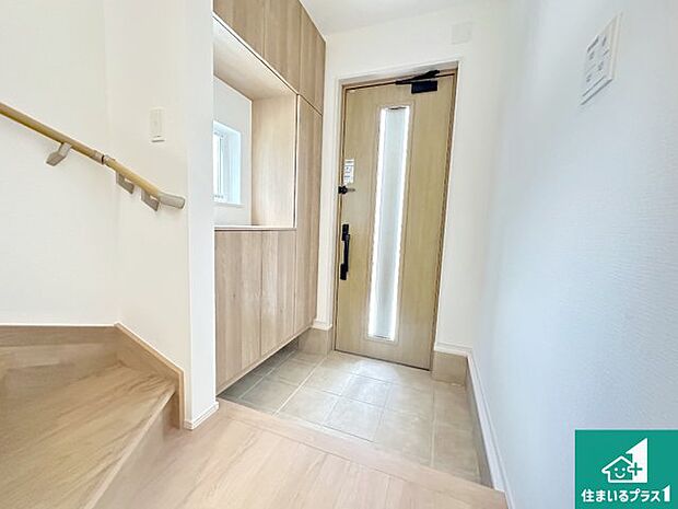 【玄関】シューズボックスにはたくさんの靴が収納できるので玄関周りはいつもスッキリ！ご家族が増えても安心！