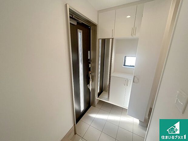 【玄関】シューズボックスにはたくさんの靴が収納できるので玄関周りはいつもスッキリ！ご家族が増えても安心！