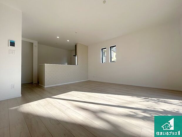 【居間・リビング】日当たり良好の明るいリビングで朝の目覚めもスッキリできそう！対面キッチンでご家族のコミュニケーションも自然と増える設計！小さなお子様が遊ぶスペースを作っても広々とくつろげるLDK！