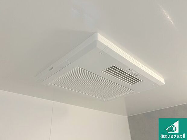 【浴室暖房乾燥機】四季を通して快適なバスライフをお手伝いする浴室暖房乾燥機！浴室の乾燥・暖房・涼風・換気はもちろん、２４時間換気にも対応！ 