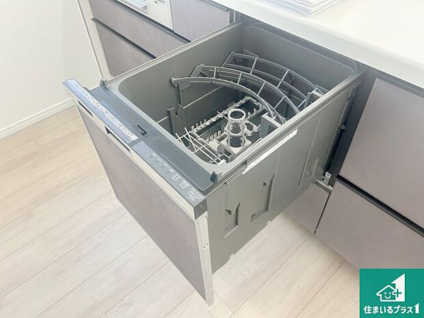 【食洗機】食事後の一仕事、食器洗いをボタン一つでお任せできちゃいます！場所を取らないビルトイン式なので、お料理スペースもしっかり確保！