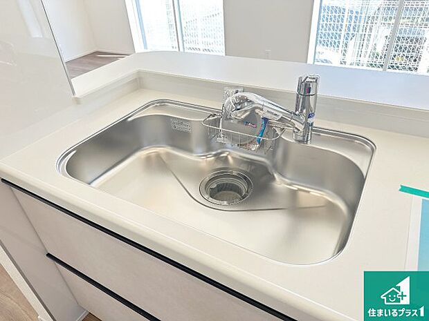 【キッチンシンク】蛇口の先端に浄水器を内蔵しています！原水と浄水、お湯と冷水、シャワーの切替えがワンタッチなので用途によって使い分けられます。