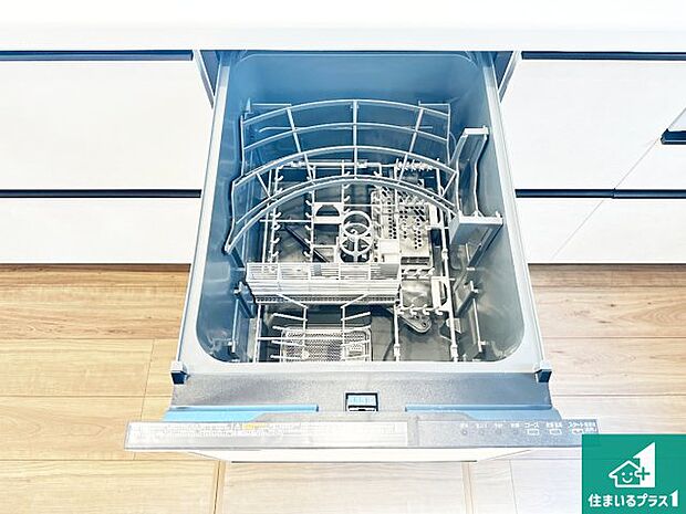 【食洗機】食事後の一仕事、食器洗いをボタン一つでお任せできちゃいます！場所を取らないビルトイン式なので、お料理スペースもしっかり確保！