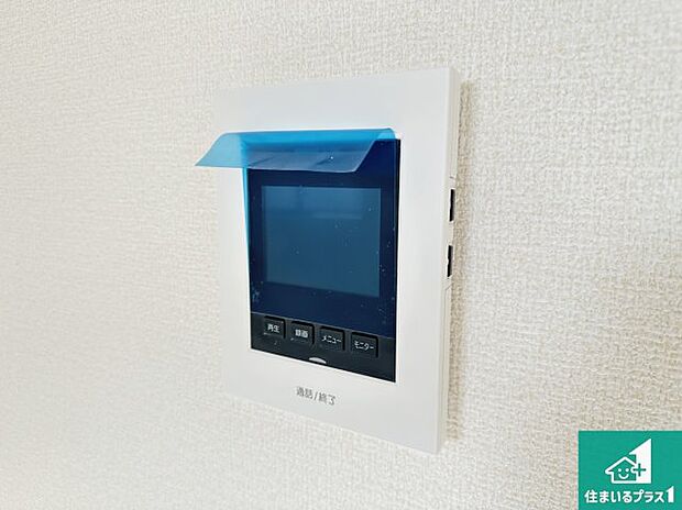 【カラーモニターインターホン】声だけでなく来訪者の姿や顔がモニターで確認できるので、小さなお子様がいらっしゃるご家庭でも安心できます！