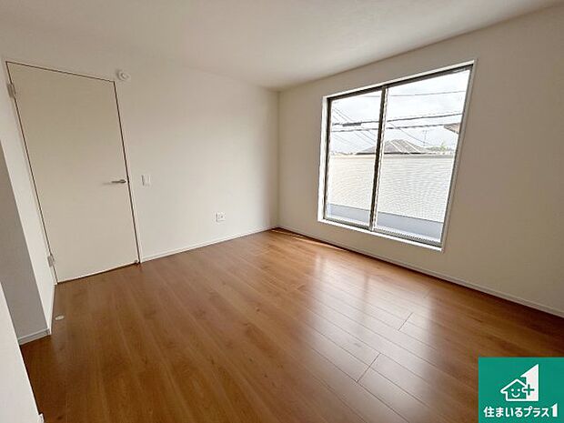 【洋室】寝室は心地よい眠りについてもらいたくて、シンプルかつ開放的な空間な設計にしています！大きな窓から差し込む日が心地いいです♪