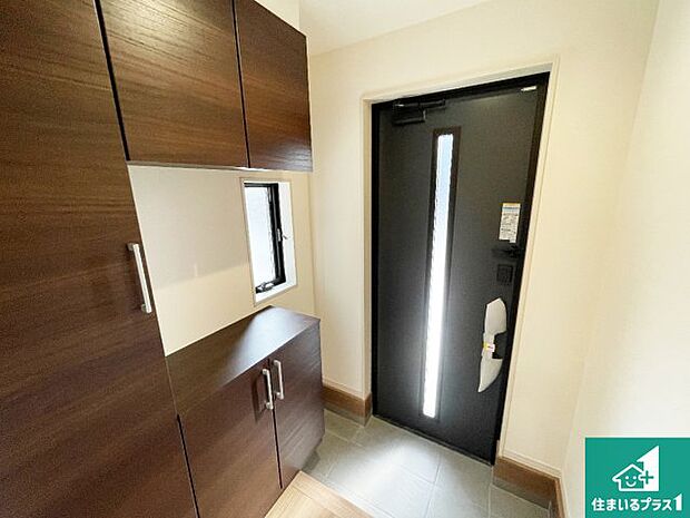 【玄関】シューズボックスにはたくさんの靴が収納できるので玄関周りはいつもスッキリ！ご家族が増えても安心！