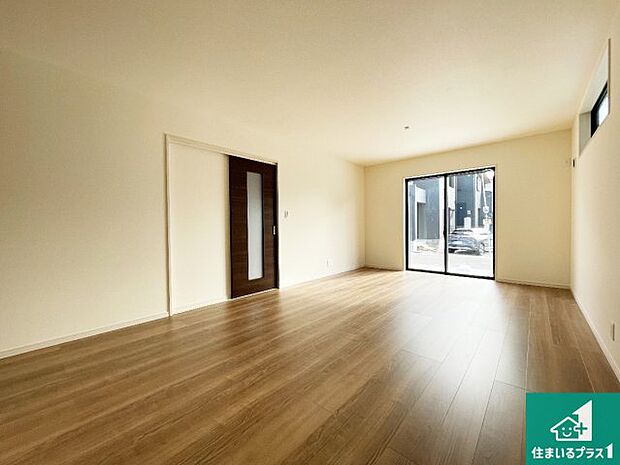 【居間・リビング】日当たり良好の明るいリビングで朝の目覚めもスッキリできそう！対面キッチンでご家族のコミュニケーションも自然と増える設計！小さなお子様が遊ぶスペースを作っても広々とくつろげるLDK！