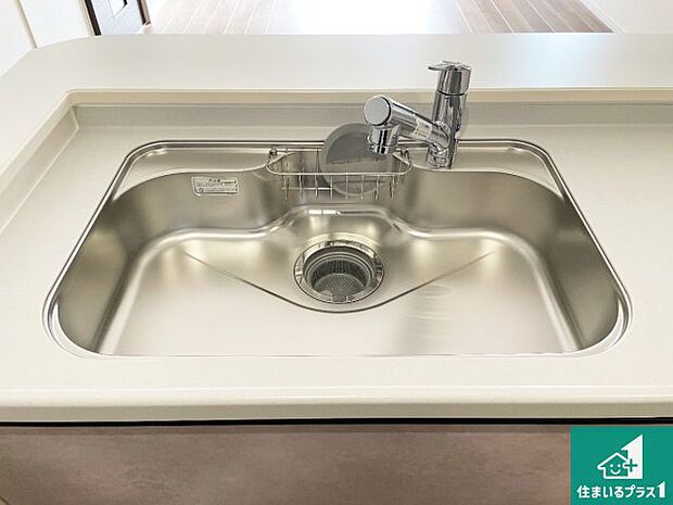 【キッチンシンク】蛇口の先端に浄水器を内蔵しています！原水と浄水、お湯と冷水、シャワーの切替えがワンタッチなので用途によって使い分けられます。