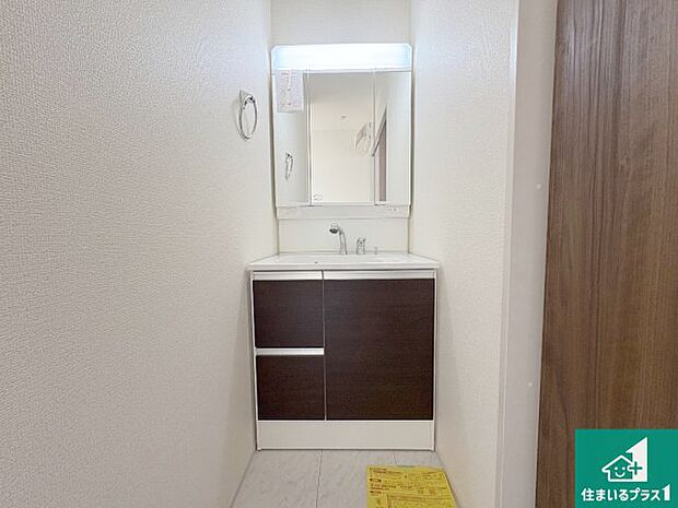 【独立洗面台】清潔感のある洗面台です。フラットな鏡は掃除がしやすく毎日清潔!鏡裏には収納があるのでスッキリとした洗面台が保てます。