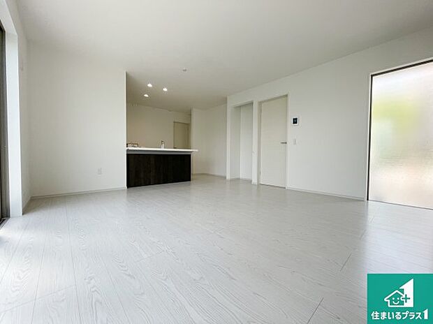 【居間・リビング】日当たり良好の明るいリビングで朝の目覚めもスッキリできそう！対面キッチンでご家族のコミュニケーションも自然と増える設計！小さなお子様が遊ぶスペースを作っても広々とくつろげるLDK！