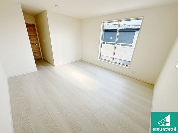 【洋室】シンプルな洋室は、自分好みのインテリアが楽しめます♪ご家族とインテリアや家具を選びに行くのは新築購入時の醍醐味の一つです。ぜひお楽しみください♪