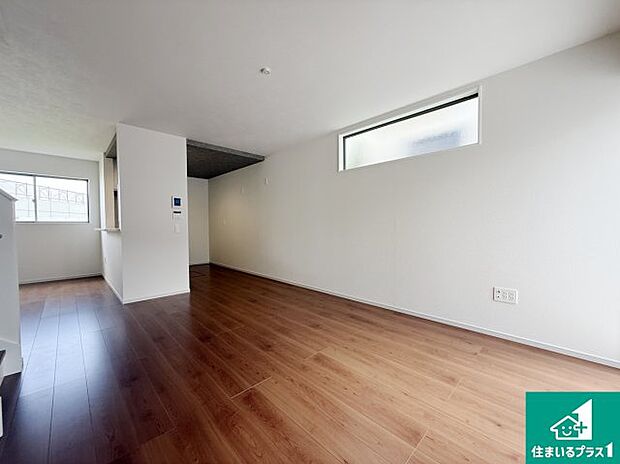 【居間・リビング】日当たり良好の明るいリビングで朝の目覚めもスッキリできそう！対面キッチンでご家族のコミュニケーションも自然と増える設計！小さなお子様が遊ぶスペースを作っても広々とくつろげるLDK！