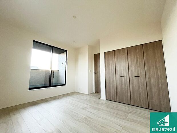 【洋室】シンプルな洋室は、自分好みのインテリアが楽しめます♪ご家族とインテリアや家具を選びに行くのは新築購入時の醍醐味の一つです。ぜひお楽しみください♪